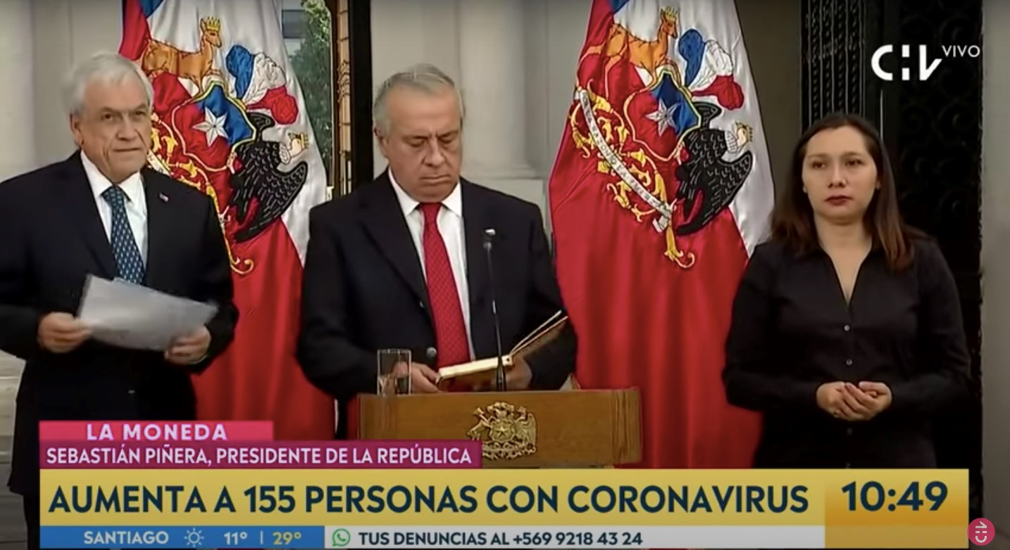 El cuaderno amarillo en el podio de La Moneda, 16 de marzo de 2020. Fuente: Chilevisión.